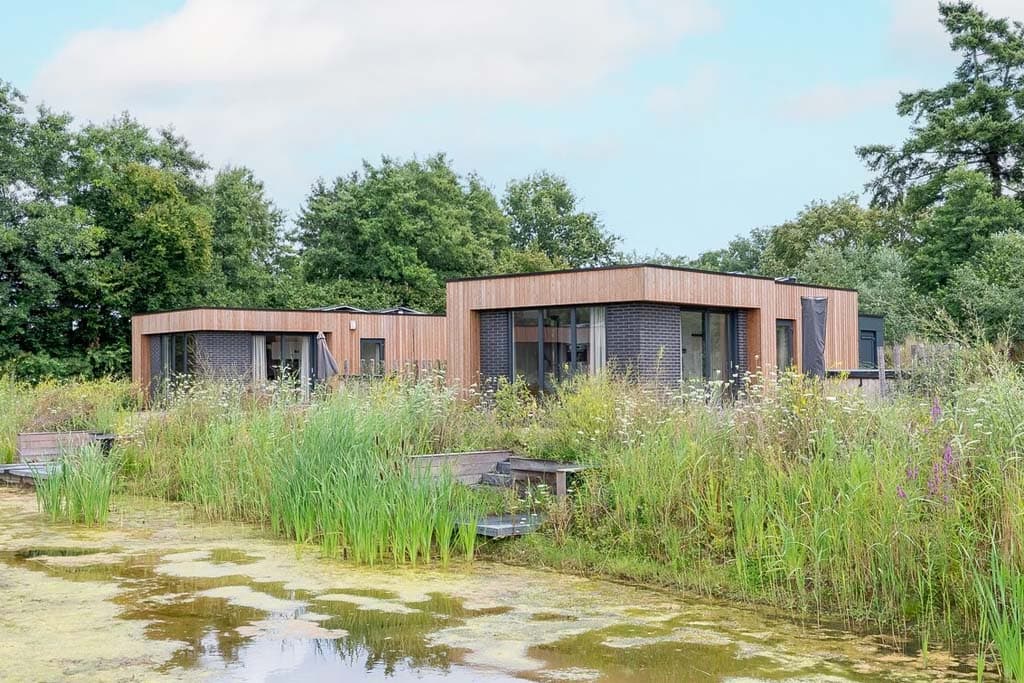 Hofparken Wiltershaar Waterlodge Deluxe huisje met jacuzzi